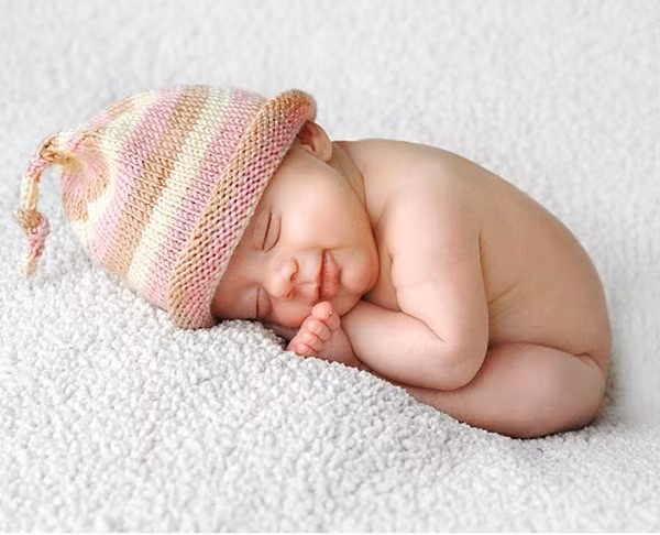 Nếu người mẹ sinh mổ chủ động khi trẻ chưa đủ tháng, trẻ có khả năng bị suy hô hấp cấp do thiếu chất Surfactant, đây là chất rất cần cho hoạt động của phổi, giúp phổi dãn nở tốt.