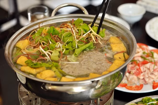 Để nấu lẩu riêu cua bắp bò, bạn chuẩn bị: Cua đồng: 1kg, Thịt bắp bò: 1kg. Rau sống: bao gồm xà lách xoăn, rau thơm, rau răm, mùi, hoa chuối, thân chuối, kinh giới, tía tô, giá đỗ... Đậu phụ: 5 bìa, cà chua: 1kg, me quả: 4, 5 quả, giấm bỗng, hành khô thái mỏng.