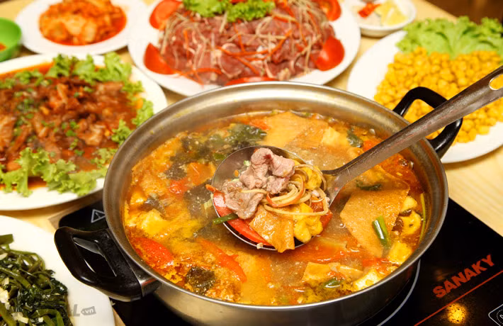 Cua đồng giã lọc sạch nấu thành nước riêu cua. Sau khi nấu xong, cho nước cua ra nồi lẩu, cho thêm hành phi, gạch cua và hành, mùi tàu thái nhỏ vào, cho sa tế, đậu rán vàng, nhúng rau, thịt bò để thưởng thức. Ăn kèm với bún và rau sống cực ngon.