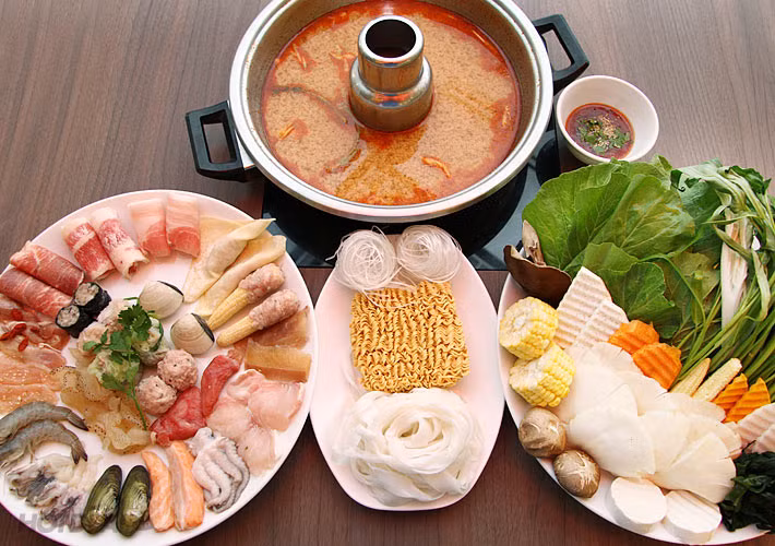 Bạn nên cho các loại hải sản vào nước lẩu để ăn trước. Sau đó mới nhúng rau và ăn kèm mì hoặc bún.