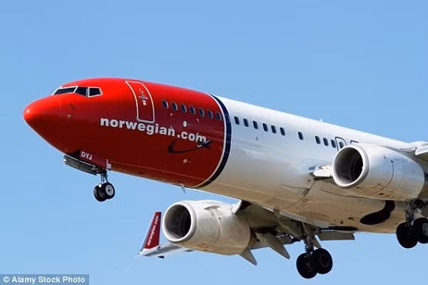 Cap doi may mua tren may bay khien hanh khach choang vang-Hinh-3