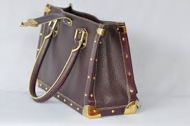 Nếu đường may chạy qua một trong những logo của LV, thì 2 phần logo ở 2 phần đường may đó luôn luôn trùng khít với nhau. Đây là một trong những điểm để phát hiện ra túi thật, túi giả vì hầu hết túi giả không bao giờ tuân theo quy luật trên.