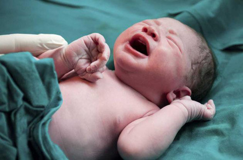 Ngoài ra, nếu non tháng, trẻ cũng dễ bị hạ thân nhiệt, xuất huyết não, vàng da nhân, nhiễm trùng huyết…