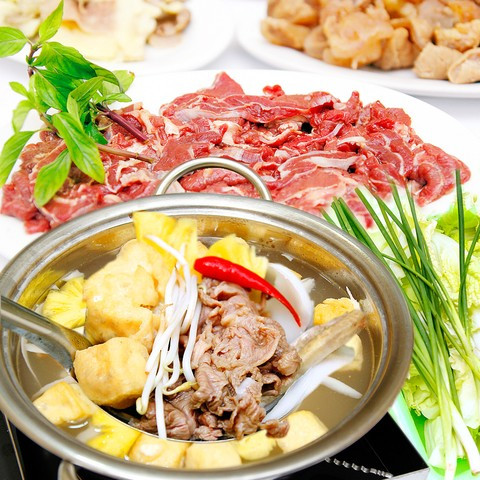 Bò nhúng dấm là một trong các món lẩu ngon tuyệt cho ngày mưa. Nước lẩu bò nhúng dấm chua chua vị của dấm, thịt bò giòn mềm, dai dai cùng thứ mắm nêm sánh đặc, thơm lừng ăn cực ngon.