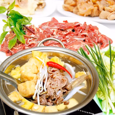 Bò nhúng dấm là một trong các món lẩu ngon tuyệt cho ngày mưa. Nước lẩu bò nhúng dấm chua chua vị của dấm, thịt bò giòn mềm, dai dai cùng thứ mắm nêm sánh đặc, thơm lừng ăn cực ngon.