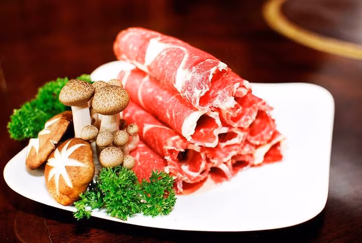 Nguyên liệu lẩu bò nhúng dấm dành cho 4 người gồm: 800g thịt bò, 500ml dấm gạo, nước của 1 quả dừa non, 1 quả dứa chín, bánh tráng, sa tế. Các loại rau sống dưa chuột, giá sống, khế chua, chuối chát, xà lách, rau mùi, rau thơm...