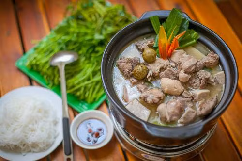 Bày nồi lẩu ra giữa bàn ăn cùng với các loại rau xung quanh vừa ăn vừa nhúng. Với món lẩu vịt om sấu này, bạn có thể ăn kèm cùng với tất cả các loại rau, đậu phụ, nấm, bún…