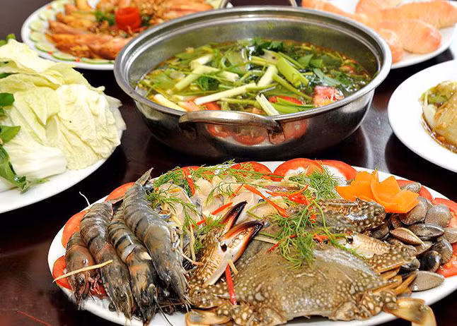 Bạn chọn những loại hải sản mà gia đình mình thích như: cua, ghẹ, mực, tôm, ngao, hàu, ốc... Nước lẩu thì ninh nước xương ống để nước lẩu béo và ngọt. Rau ăn kèm lẩu hải sản có rau muống, rau cải, rau cần tây, hành tây, nấm...