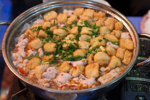 Lẩu riêu cua bắp bò có hương vị dân dã nhưng lại cực kỳ thơm ngon tinh tế, là gợi ý hoàn hảo cho những ngày mưa se se lạnh.