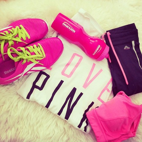 Bạn nên chọn đôi giày có độ bám ở đế giày tốt sẽ giúp cho bạn không bị trượt ngã trên máy chạy, đặc biệt là trong các bài tập chạy nước rút.