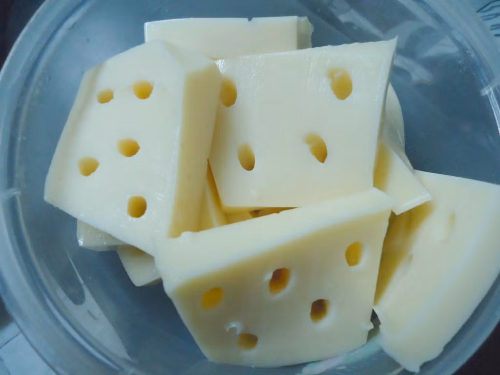 Mẹ có thể cho bé nhâm nhi bữa phụ bằng những miếng phomai, ăn cùng chuối – loại quả cũng rất giàu canxi để tăng thêm hương vị thơm ngon, hấp dẫn của món ăn và kích thích tiêu hóa.