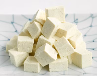 Hạt đậu nành và các món ăn từ đậu nành có hàm lượng canxi và protein rất cao.