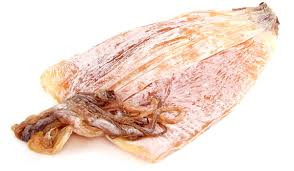 Nên chọn những con mực dày mình, màu hồng nhạt, thân mực phẳng đều có lớp phấn trắng trên bề mặt, sờ tay thấy khô cứng, có mùi thơm đặc trưng không tanh.