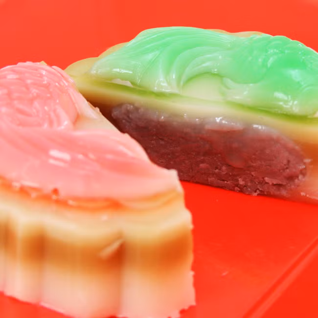 Với kiểu bánh này bạn có rất nhiều sự lựa chọn từ nhân phúc bồn tử tới việt quất hay tới cả vị chanh muối. Nếu ai muốn đổi vị hay ăn chay trong ngày rằm thì bánh trung thu nhân mứt trái cây chắc chắn sẽ là một sự lựa chọn tuyệt hảo.