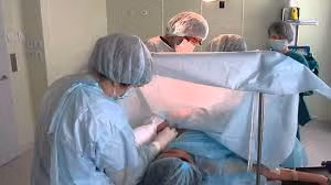 Em bé sinh mổ cũng có thể gặp nguy hiểm khi dao mổ vô tình cứa vào thai nhi đang chuyển động trong bụng mẹ.