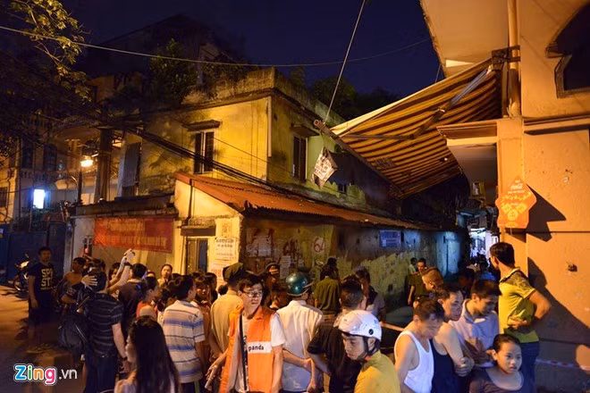 Đến 21h45, hiện trường vẫn được bảo vệ nghiêm ngặt.