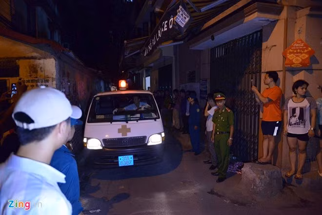 Gần 21h, xe cứu thương đưa thi thể một nạn nhân ra ngoài.