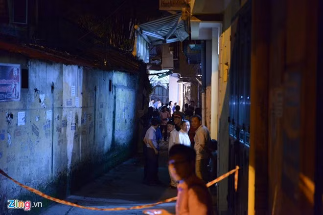 Theo một nhân chứng, nạn nhân tử vong là người trú tại ngõ, chừng 60 tuổi. Một số người gần nơi phát nổ cũng bị thương. Trong số đó, một phụ nữ bị sức ép cùng nhiều vật thể bắn vào người, máu chảy nhiều. Người này được sơ cứu tại chỗ trước khi chuyển tới bệnh viện. Ảnh: Lê Hiếu.