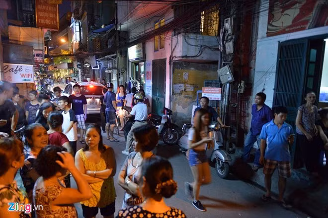 Nhiều người ở ngõ Thông Phong bàn tán về vụ việc.