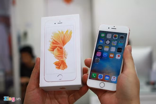 iPhone 6S được chào bán tại Việt Nam với giá từ 24 triệu đồng cho bản 16 GB màu trắng hoặc xám. Với màu vàng hồng, giá bán của máy là hơn 31 triệu đồng.