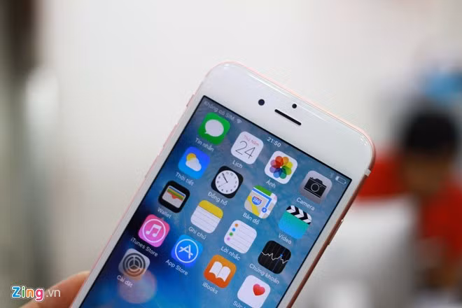 Một trong những nâng cấp sáng giá trên iPhone 6S là camera trước 5 megapixel - theo kịp về độ phân giải với các smartphone cao cấp chạy Android. Apple trang bị cho camera này tính năng Retina Flash - biến màn hình thành đèn flash khi chụp selfie trong điều kiện thiếu sáng.