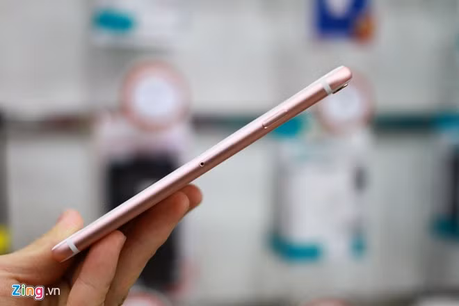 Cạnh phải của máy với khay SIM và nút nguồn. Có thể thấy, màu vàng hồng của iPhone 6S được làm tinh tế, không quá nữ tính và tạo cảm giác sang trọng.