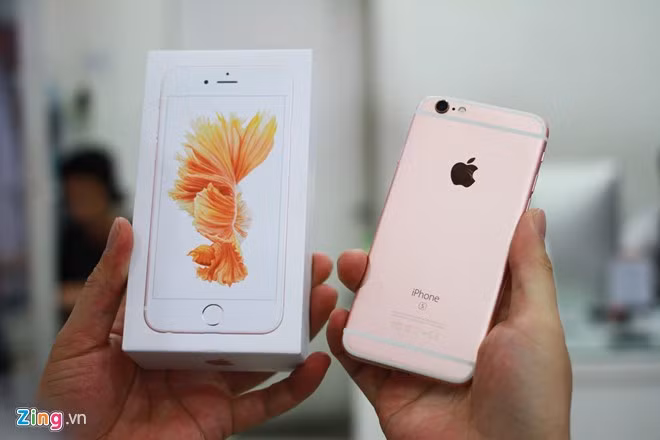 Đi kèm với hộp đựng máy là sạc, cáp và tai nghe. Trên iPhone 6S, hình nền trên vỏ hộp sẽ trùng màu với màu sắc của máy.