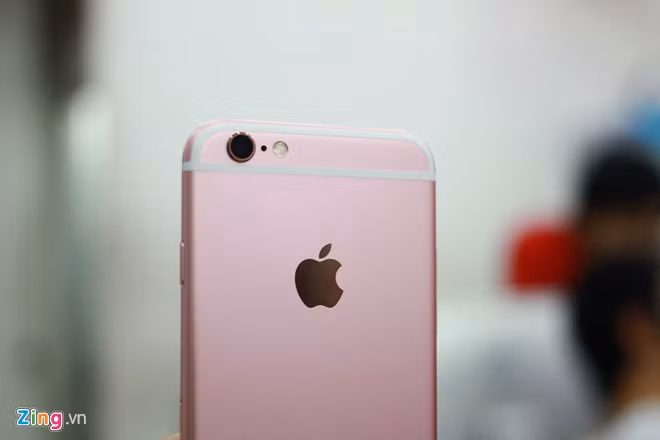 Mặt sau với camera 12 megapixel, đèn flash. Đây vẫn là một trong những smartphone có thiết kế mẫu mực nhất trên thị trường.