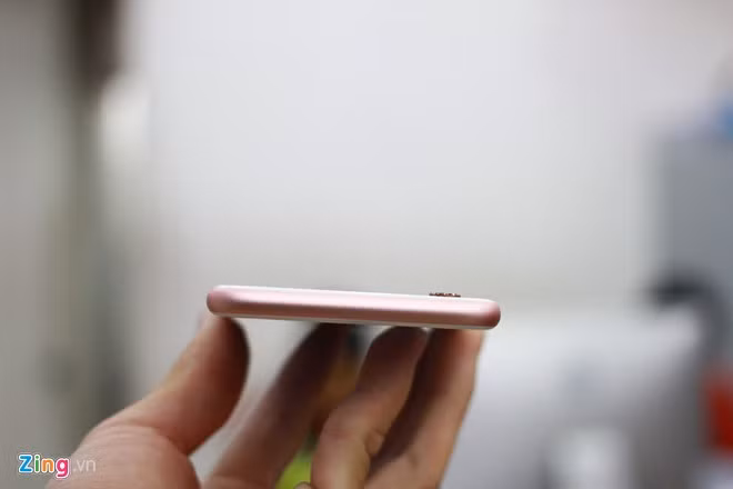 Phần cạnh trên trống trơn.