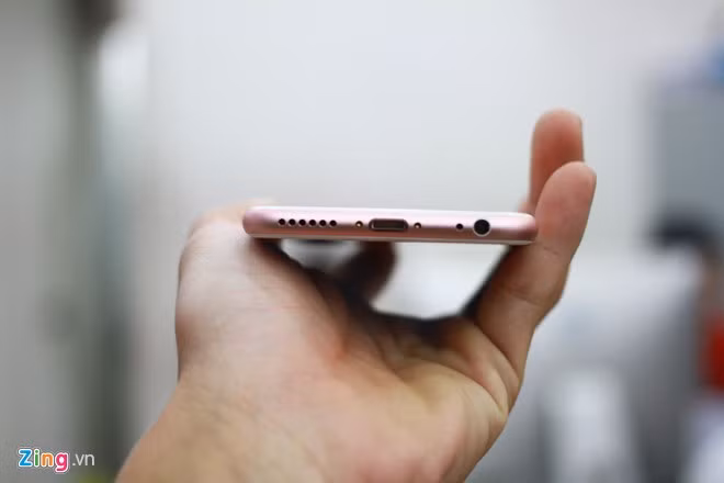 Cạnh dưới với cổng Lightning, jack cắm tai nghe và loa ngoài. Máy dày hơn 0,2 mm so với iPhone 6. Bằng mắt thường, người dùng khó nhận ra khác biệt này.