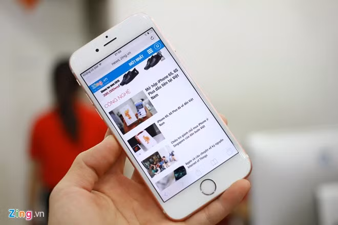 Mức giá ban đầu của iPhone 6S tại Việt Nam khá cao. Tuy nhiên, phía đại diện cửa hàng cho hay, đã có nhiều khách đặt mua và chấp nhận mức chênh giá này.