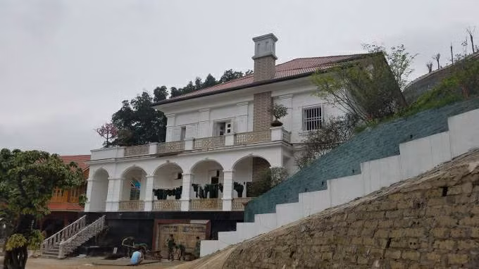 Sau khi được bổ nhiệm Giám đốc Sở TN-MT Yên Bái vào năm 2016 ôngPhạm Sỹ Quý đã kê khai thiếu gần 4.900m2 đất ở, 27.500m2 đất nông nghiệp đứng tên bà Huệ; không kê khai tiền vay ngân hàng trên 9,1 tỷ đồng và nợ bạn bè 60 cây vàng.