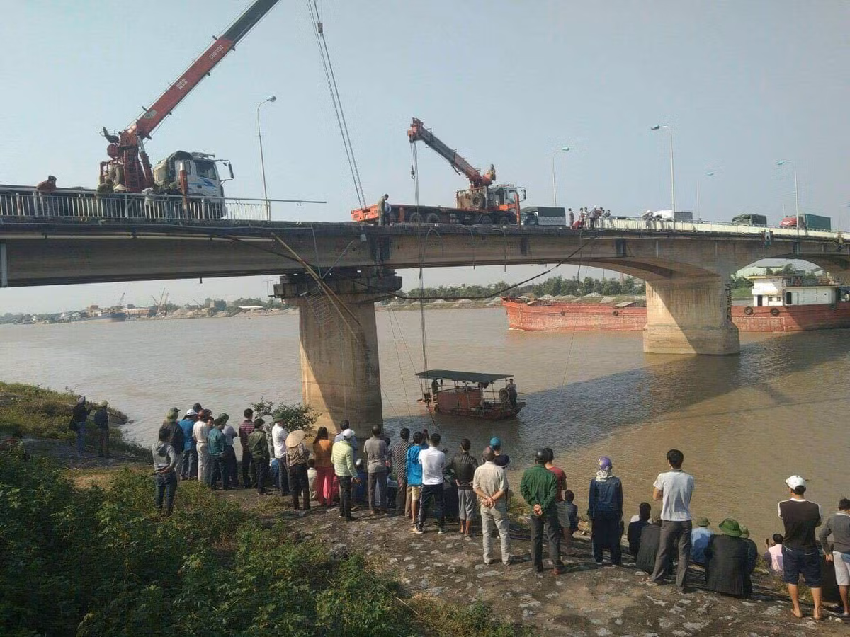 Đến khoảng trưa ngày 30/10, chiếc xe ben BKS 34C-112.79 đã được lực lượng cứu hộ trục vớt thành công từ lòng sông Kinh Thầy lên bờ. Rất may, thời điểm xảy ra vụ tai nạn, lái xe ben đã kịp thời nhảy ra ngoài thoát nạn.