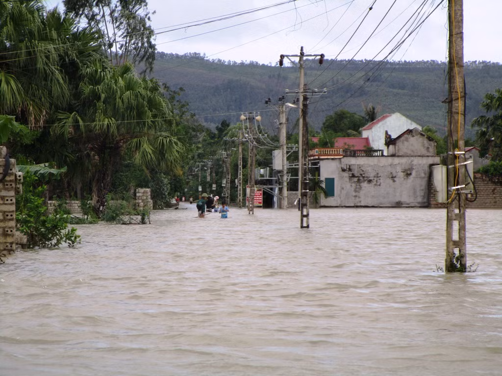 Tại địa bàn huyện Thường Xuân đã có 3 người chết, danh tính được xác định là anh Vi Văn Chiến (SN 1989) và con gái 2 tuổi, ngụ xã Yên Nhân; Lê Thị Hà (SN 1974), ngụ thôn Cạn, xã Bát Mọt và 3 người bị thương gồm Lương Thị Lưu (SN 1987), xã Tân Thành bị gãy tay; Hoàng Văn Hưng (SN 1977), thôn Cạn; Lữ Văn Cuộc (SN 1972), ngụ ở thôn Lẹ, xã Bát Mọt bị lũ cuốn cùng nhà nhưng may mắn được cứu sống.