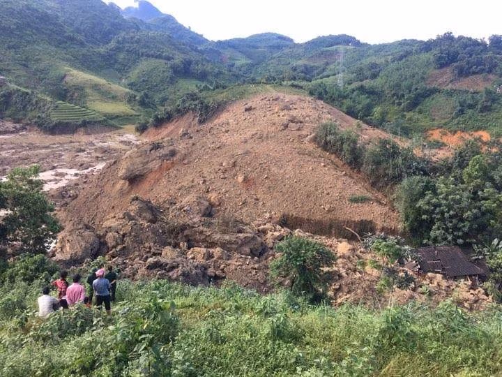 5747 con gia súc, 174.793 con gia cầm bị chết, cuốn trôi.