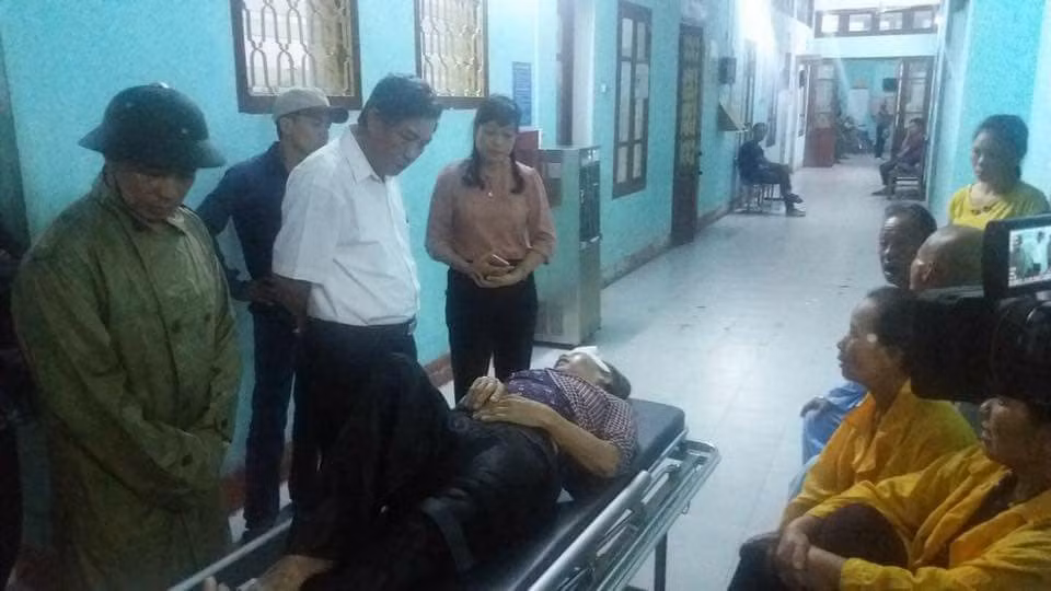 "Voi rong" quet qua Thai Binh khien hang nhieu nha toc mai-Hinh-5