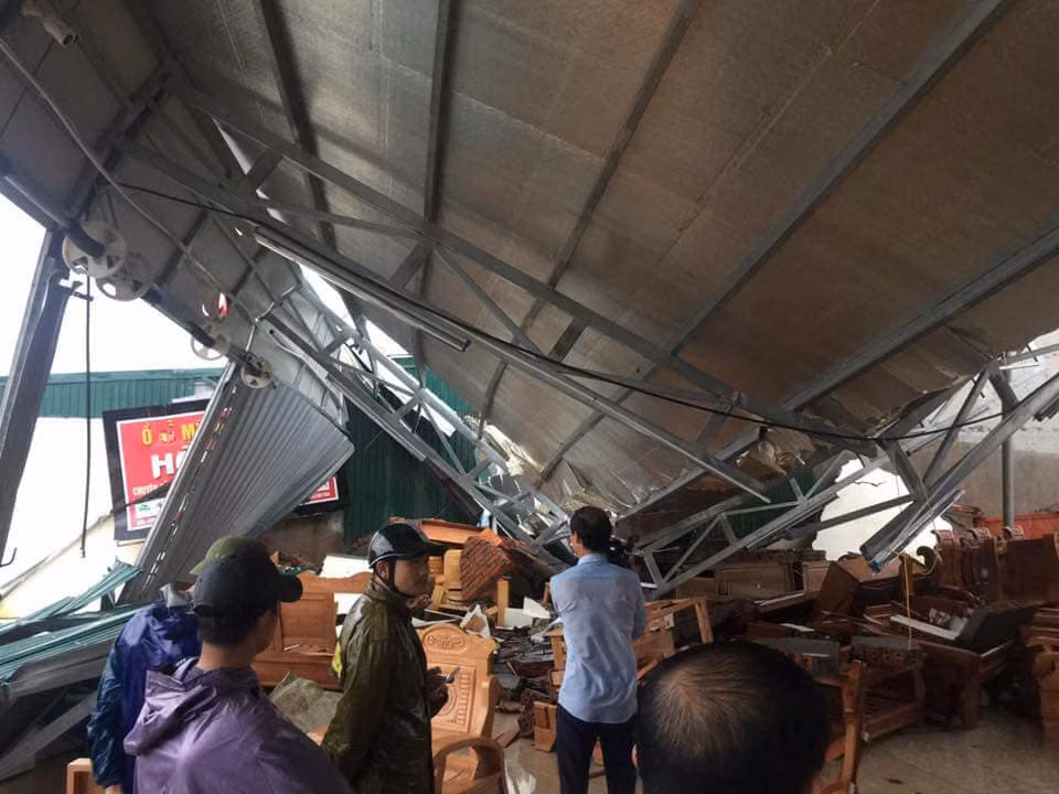 "Voi rong" quet qua Thai Binh khien hang nhieu nha toc mai-Hinh-3