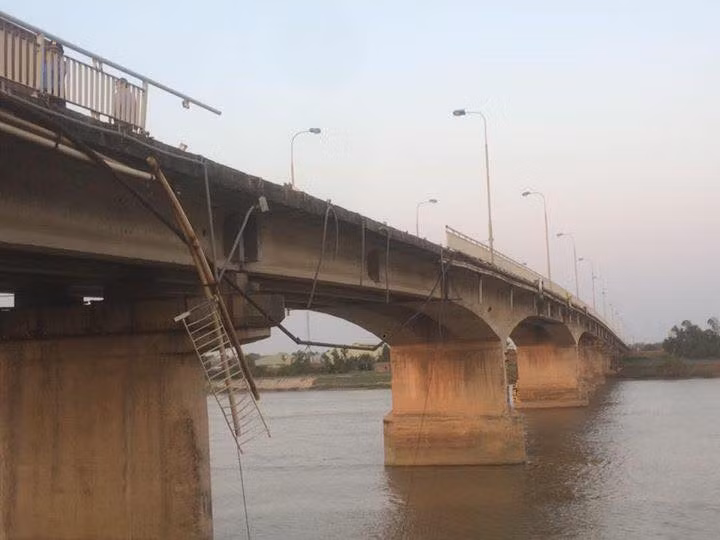 Hai Duong: Tong sap lan can cau, xe ben bay xuong song-Hinh-2