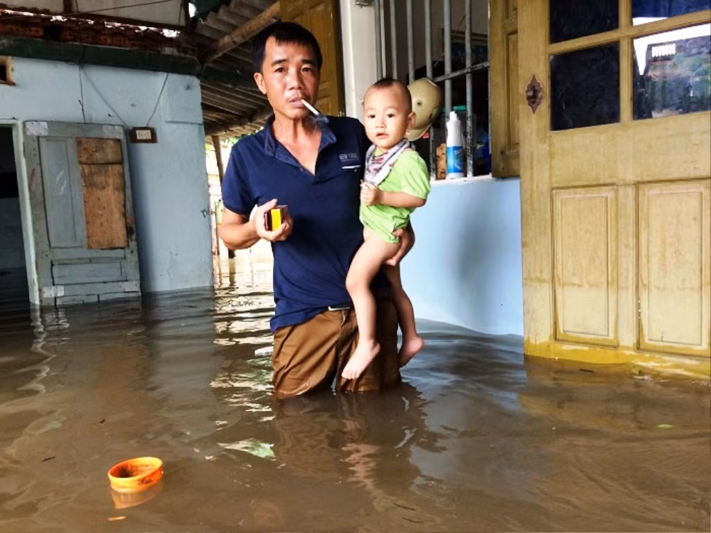 Báo cáo của Ban Chỉ huy Phòng chống lụt bão và Tìm kiếm cứu nạn huyện Cẩm Thủy, tính đến thời điểm 14h chiều 11/10, mưa lũ đã gây ngập úng gần 955ha ngô, 225ha mía, 17,5ha ớt, 160ha rau màu các loại. Có 170 con lợn, 7.670 con gà, 117ha ao hồ thủy sản bị lũ cuốn trôi.