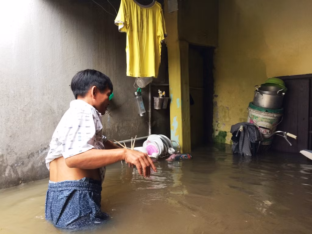 Hơn 900 nhà ở, 331 công trình trường học, trạm y tế, nhà công sở, trạm bơm và hệ thống mương tại một số xã bị hư hỏng; đập Cò Bương tại xã Cẩm Phú bị vỡ. Tổng thiệt hại ước tính hàng chục tỷ đồng. Một số xã trên địa bàn huyện đã bị nước lũ cô lập như: Cẩm Quý, Cẩm Lương, Cẩm Giang, Cẩm Sơn.