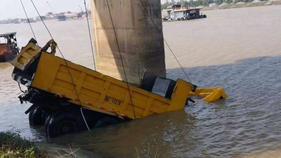 Sau khi lực lượng chức năng tìm thấy vị trí chiếc xe ở dưới sông.