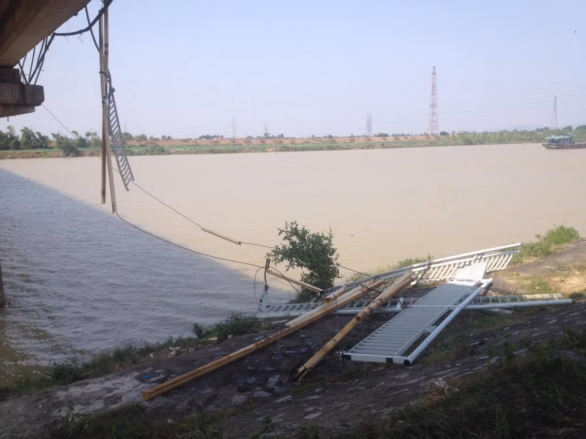 Dải lan can dưới bờ sông.