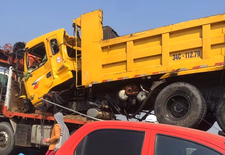 Chiếc xe bị phá hỏng hoàn toàn sau vụ tai nạn lao sông Kinh Thầy.