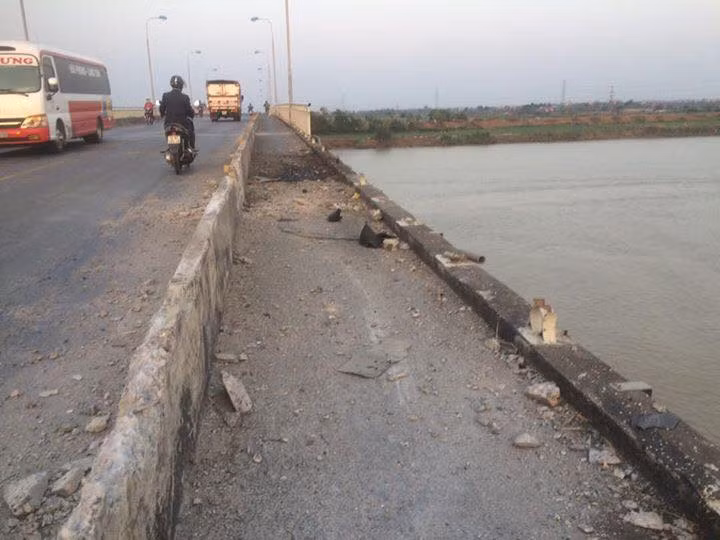 Hien truong vu tai nan hi huu xe ben lao song Kinh Thay