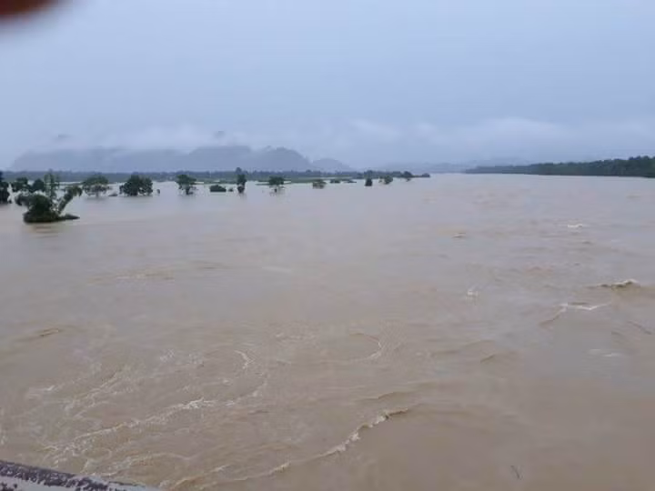 Dự báo đêm nay và rạng sáng ngày mai (12/10), tình hình mưa lũ tại các tỉnh Thanh Hóa, Hà Tĩnh... vẫn diễn ra, các địa phương đề phòng lũ quét, sạt lở, gây thiệt hại nghiêm trọng.