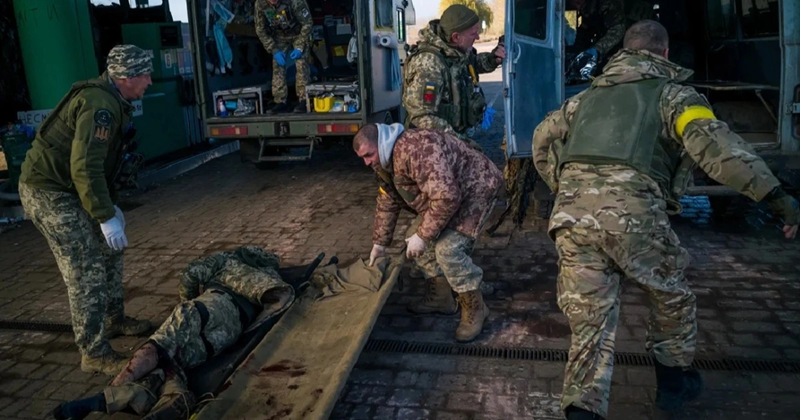 Báo cáo này liệt kê chi tiết các vấn đề về tinh thần thấp và sự đào ngũ của Quân đội Ukraine, đồng thời chỉ ra vấn đề nghiêm trọng là ý chí chiến đấu ngày càng yếu của Quân đội Ukraine. Các báo cáo của phương tiện truyền thông Mỹ dựa trên dữ liệu thực tế. Theo báo cáo, dữ liệu do Quốc hội Ukraine công bố cho thấy chỉ riêng trong 4 tháng đầu năm 2024, đã có tới 19.000 binh sĩ đào ngũ khỏi chiến trường ở Ukraine. Ảnh: Washington Post.