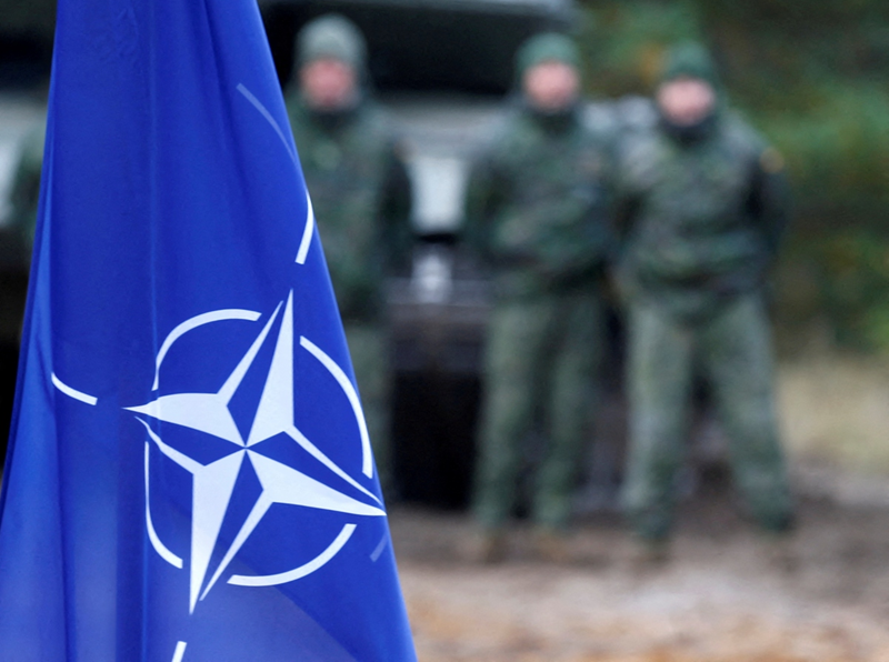 Mặc dù NATO, do Mỹ đứng đầu, đã phái một số lượng lớn cố vấn quân sự trực tiếp chỉ huy tiền tuyến và giám sát Quân đội Ukraine tại chỗ, nhưng điều này vẫn không thể ngăn cản Quân đội Ukraine bỏ chạy với số lượng lớn do tinh thần xuống thấp. Ảnh: Reuters.