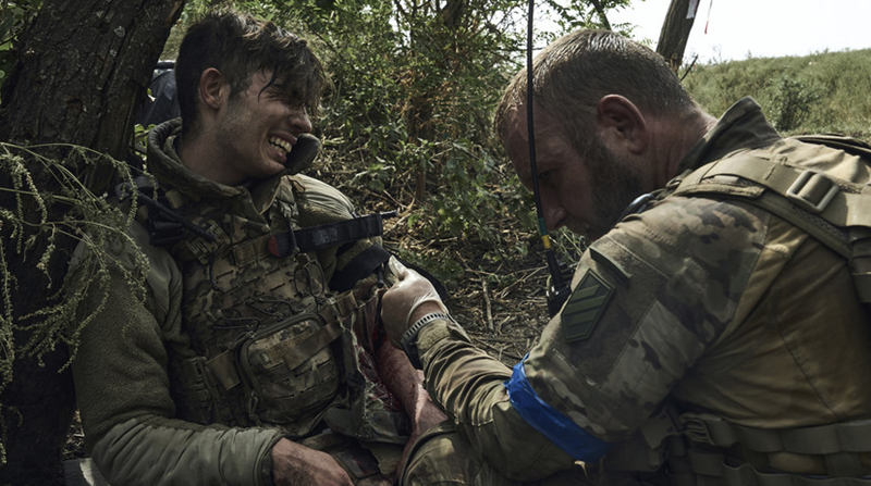 Không chịu ra chiến trường và tìm cách rời quân ngũ đã trở thành đặc điểm cơ bản của đông đảo tân binh Quân đội Ukraine. Nhiều binh sĩ Ukraine phàn nàn rằng việc thiếu vũ khí, đạn dược đã ảnh hưởng nghiêm trọng đến hiệu quả chiến đấu của họ. Ngay cả khi nhìn thấy Quân đội Nga, họ cũng không thể phát động tấn công vì không có vũ khí. Ảnh: AP.