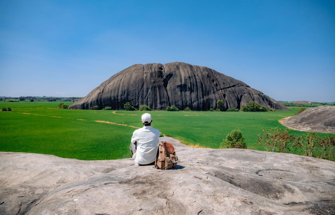 Xung quanh núi đá Chữ Thập còn có nhiều tảng đá lớn khác để du khách chụp ảnh.