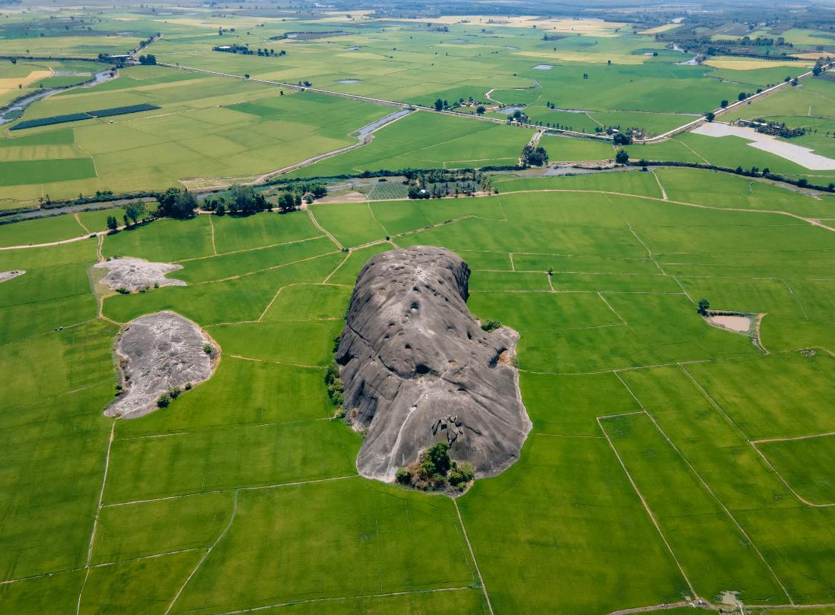 Ngoài việc leo núi, du khách cũng có thể trải nghiệm đạp xe quanh ruộng lúa hoặc chèo sup trên suối Đa Tôn…hoặc khám phá những điểm đến lân cận như đầm sen Phú Điền, đá Tình Nhân…. 